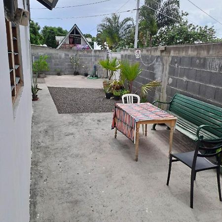 Laure Hebergement Loue Des Lits En Dortoir Hostel Faaa Exterior photo