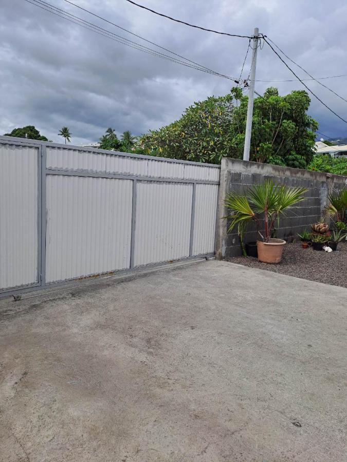 Laure Hebergement Loue Des Lits En Dortoir Hostel Faaa Exterior photo