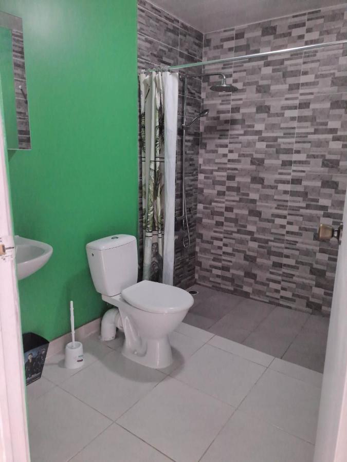 Laure Hebergement Loue Des Lits En Dortoir Hostel Faaa Exterior photo